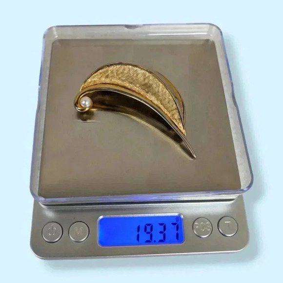 Vintage Boucher Gold Tone Pearl Swirl Brooch - Picture 7 of 7